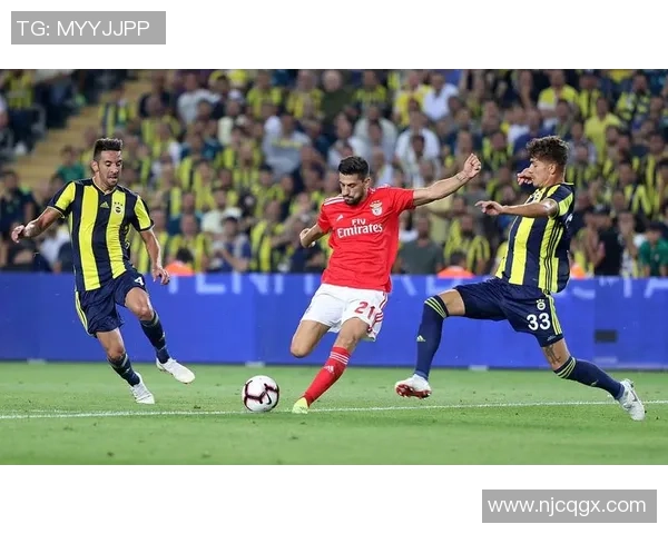 二八分的足球明星揭秘:他们如何在赛场上演绎辉煌与挑战 二八分的足球明星揭秘:他们如何在赛场上演绎辉煌与挑战